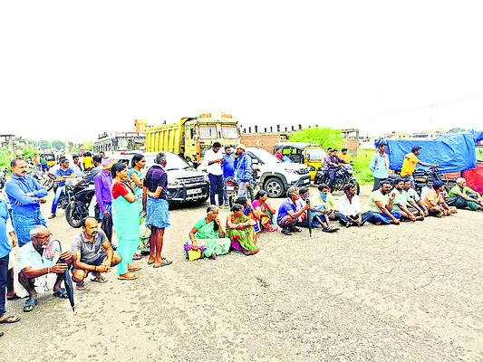యూరియా కోసం రైతుల ఆందోళన
