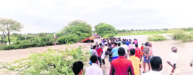 కేజీ రోడ్డుపై రాకపోకలు బంద్‌ 
