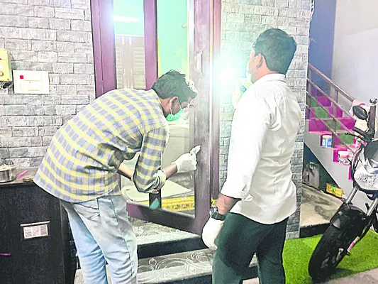 ఇంట్లో అర కిలో బంగారం, వెండి చోరీ
