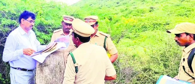ఓఎంసీలో అటవీశాఖ  అధికారుల తనిఖీలు 