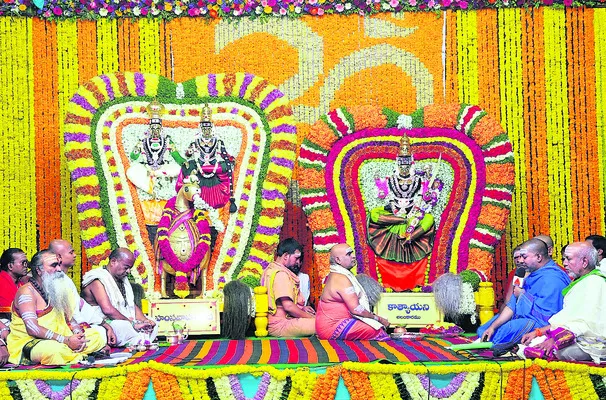 హంస వాహనంపై ఆదిదంపతులు