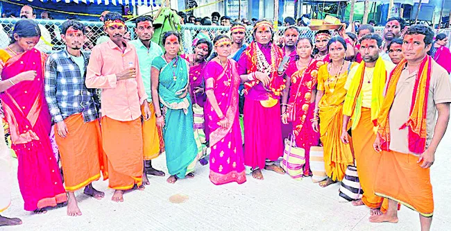 దుర్గమ్మను దర్శించుకున్న చత్తీస్‌ఘడ్‌ వాసులు