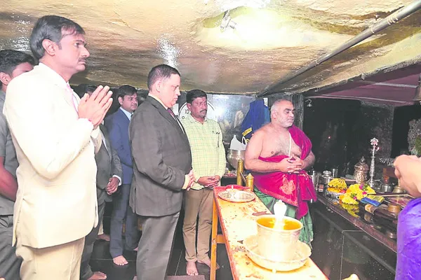 అనంతుడి సేవలో హైకోర్టు జడ్జి