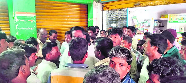 సొసైటీ సిబ్బందితో రైతుల వాగ్వాదం