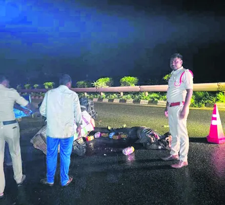 వేర్వేరు రోడ్డు ప్రమాదాల్లో ఇద్దరి మృతి 