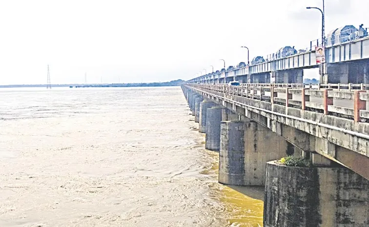 పరవళ్లు తొక్కుతున్న గోదావరి