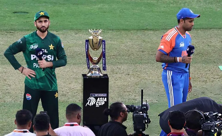 A very unusual scene at the toss of India vs Pakistan Asia Cup 2025 final