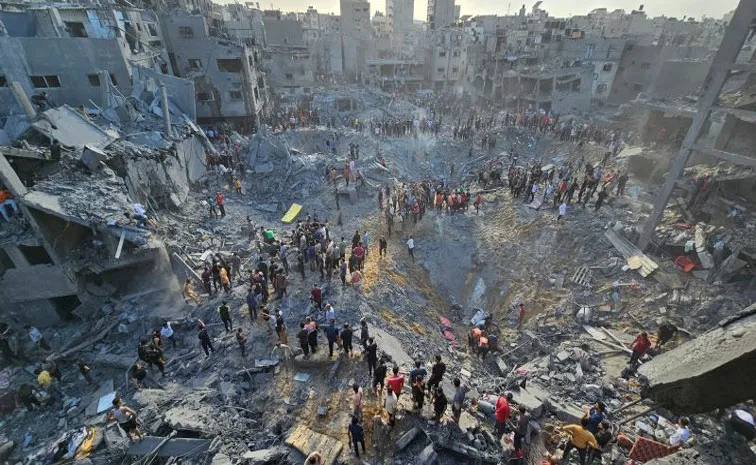 Israeli strikes and shootings kill 70 as assault in Gaza City