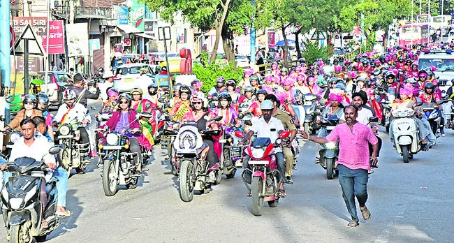 దసరా ఆఫర్‌.. లాఠీచార్జీ 