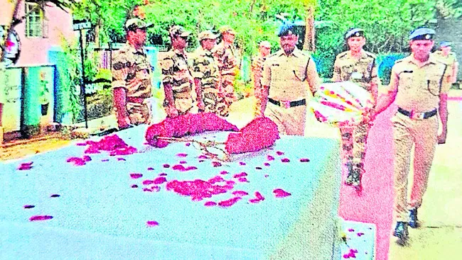 పోలీసు జాగిలానికి నివాళి