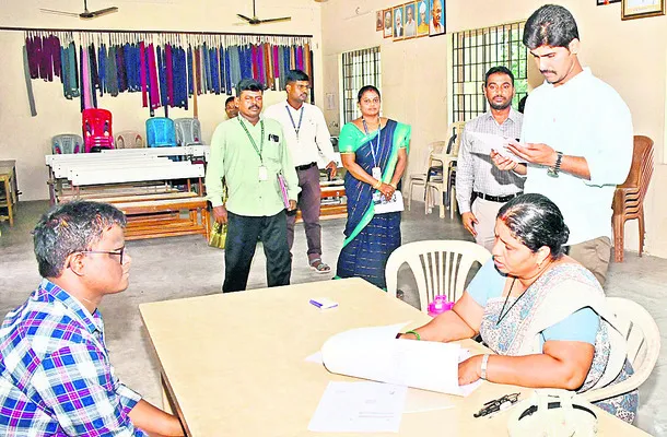 గ్రూప్‌–2 పరీక్షలకు 3,883 మంది గైర్హాజరు