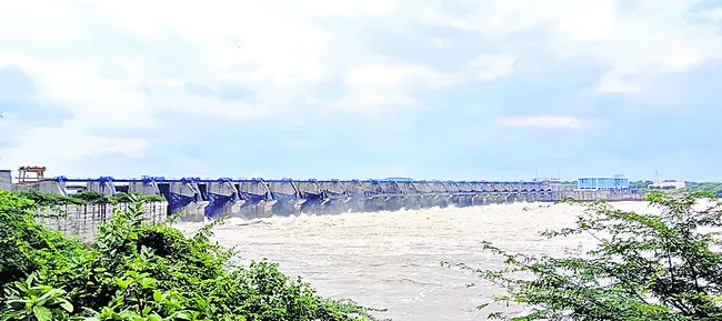 18 గేట్ల ద్వారా ‘పులిచింతల’ నీటి విడుదల