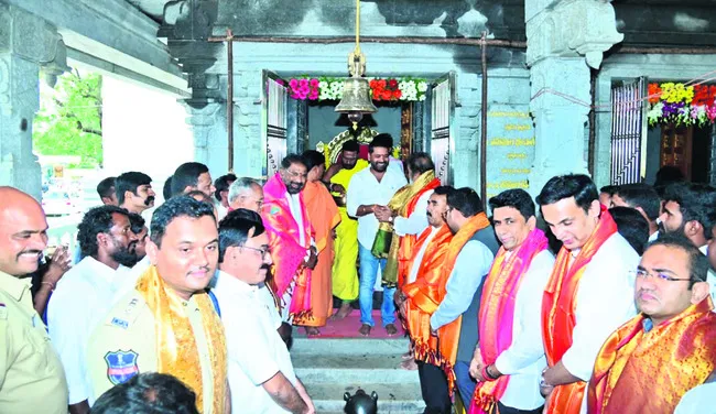 విద్య, వైద్యానికి ప్రాధాన్యం 