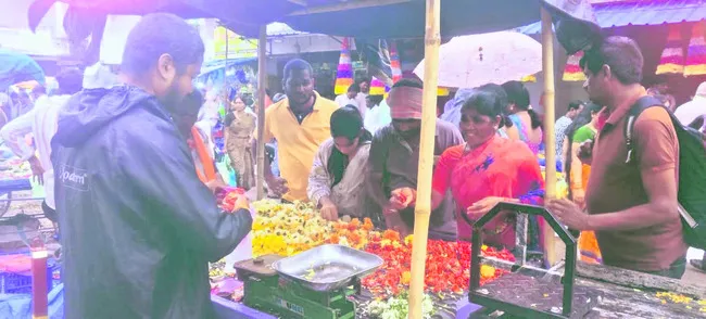 జిల్లా కేంద్రంలో ‘పూల’ సందడి 
