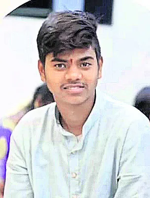 వేర్వేరు ప్రమాదాల్లో ఇద్దరు దుర్మరణం