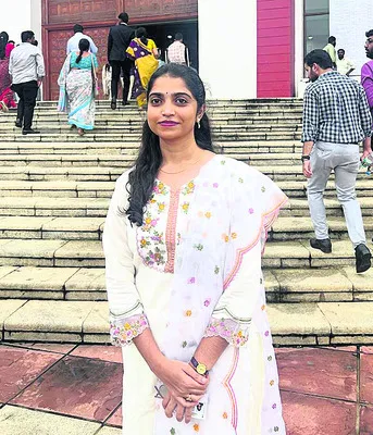 బీసీ వెల్ఫేర్‌ ఆఫీసర్‌గా సింగరేణి ఉద్యోగి కూతురు