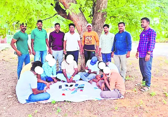 80 మంది పేకాటరాయుళ్ల అరెస్టు 