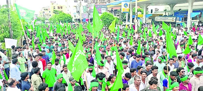కదం తొక్కిన ఆదివాసీలు 