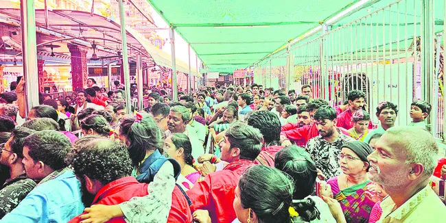 వాడపల్లి వెంకన్నకు దసరా శోభ