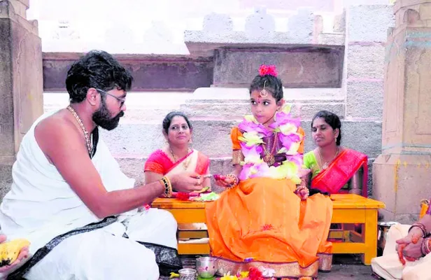 సంప్రదాయబద్ధంగా కుమారీ పూజ 