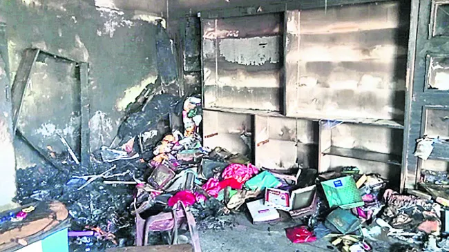బ్యాంగిల్‌ షాపు దగ్ధం 