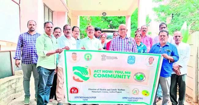 ఉద్యోగులకు పెండింగ్ వేతనాలు ఇవ్వాలి