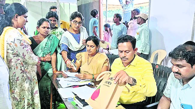లాటరీ ద్వారా డ్వాక్రా బజార్‌ స్టాల్స్‌ కేటాయింపు 
