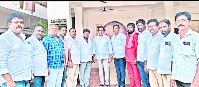 మాజీ మంత్రి కురసాలను కలిసిన బొడ్డేడ 
