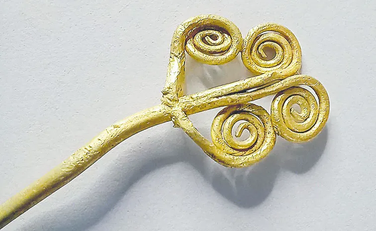 Turkiye unearths 4,500-year-old gold brooch and jade stone in Troy