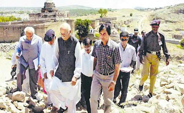 Sakshi Guest Column On LK Advani Pak Tour In 2005