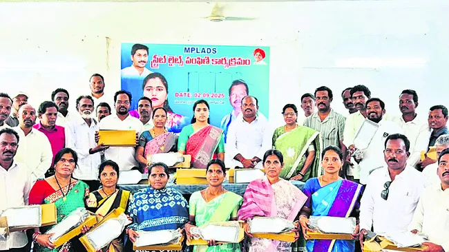 వీధి దీపాలపై ప్రత్యేక దృష్టి