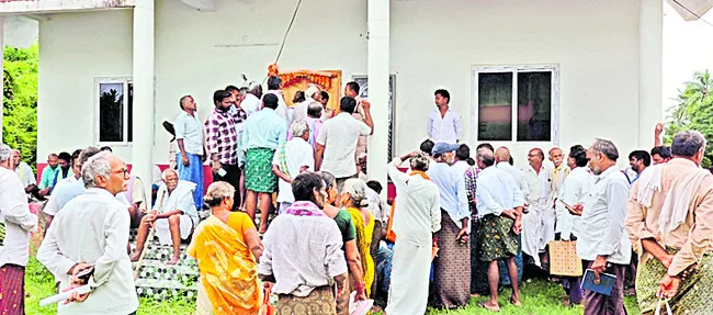 పరుగులు పెట్టి.. పడిగాపులు 