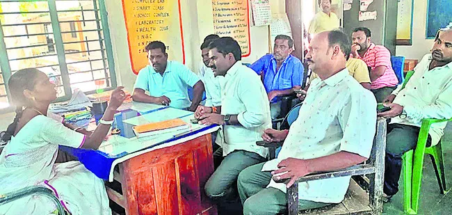 వడ్డాది హెచ్ఎం తీరుపై తల్లిదండ్రుల ఆగ్రహం