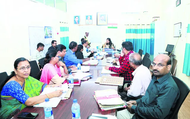 ఎన్ఎఫ్బీఎస్ దరఖాస్తులు స్వీకరించాలి
