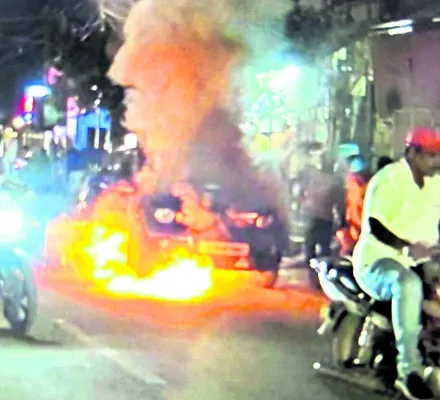 కారులో చెలరేగిన మంటలు