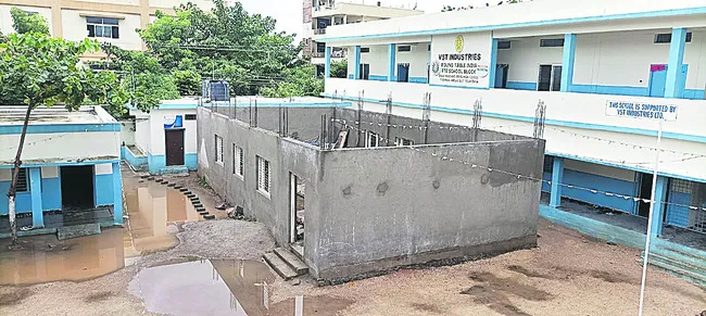 నేలపైనే భోజనం!
