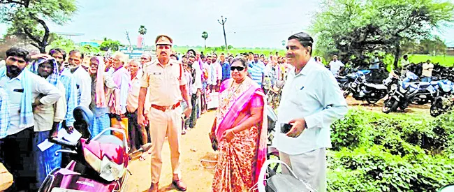 యూరియా కోసం బారులు