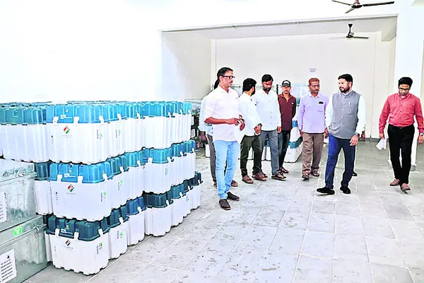 ఈవీఎంలను పరిశీలించిన కలెక్టర్‌
