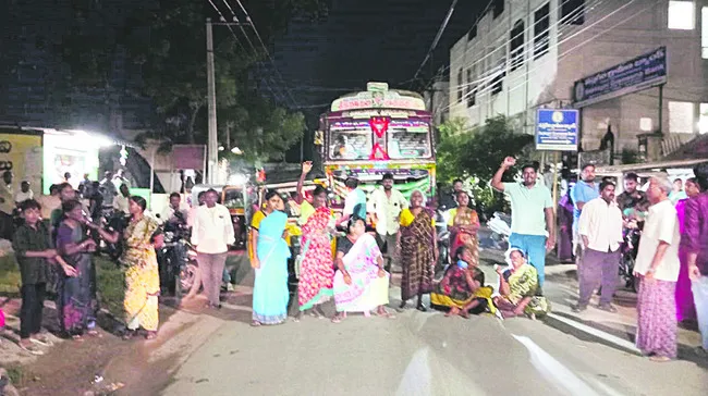 బెల్టు షాపు తొలగించాలంటూ రోడ్డెక్కిన మహిళలు 
