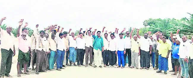 రోడ్డెక్కిన గ్రీన్ఫీల్డ్ హైవే భూ నిర్వాసిత రైతులు