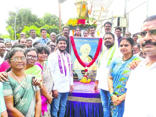 మహానేతకు నీరాజనం
