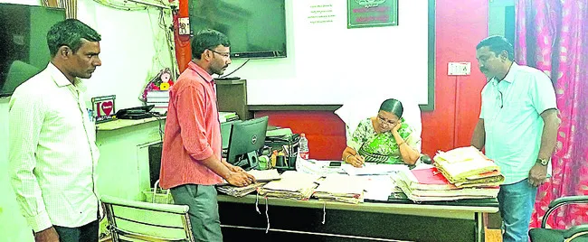 భూసమస్యలను సత్వరమే పరిష్కరించాలి