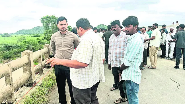 పంటలను పరిశీలించిన సబ్ కలెక్టర్