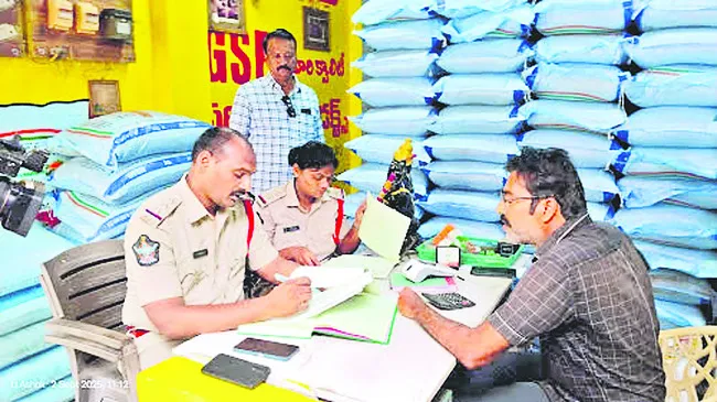 ఎరువుల దుకాణాలపై ఆకస్మిక దాడులు