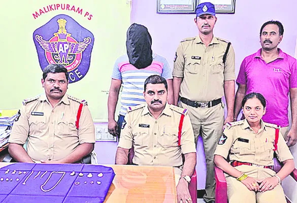 పొట్టకూటికి వచ్చి.. చోరీల బాట
