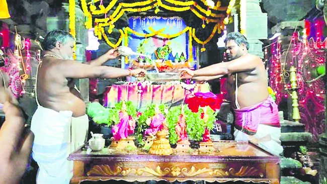 భక్తిశ్రద్ధలతో పవిత్రోత్సవాలు