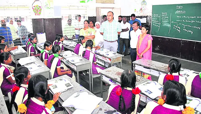 సులభ పద్ధతిలో బోధించాలి