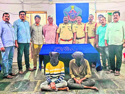తాళం పడిందా.. గొళ్లెం విరగాల్సిందే! 