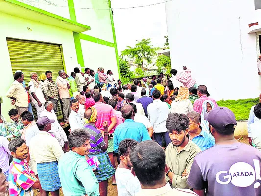 యూరియా ప్రైవేటు దోపిడీ