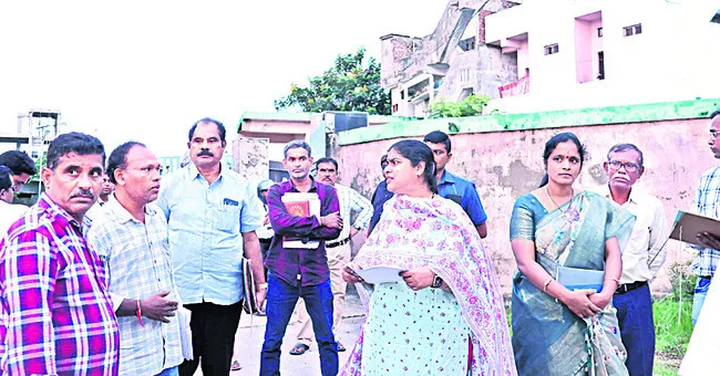 వార్డెన్పై కలెక్టర్ ఆగ్రహం
